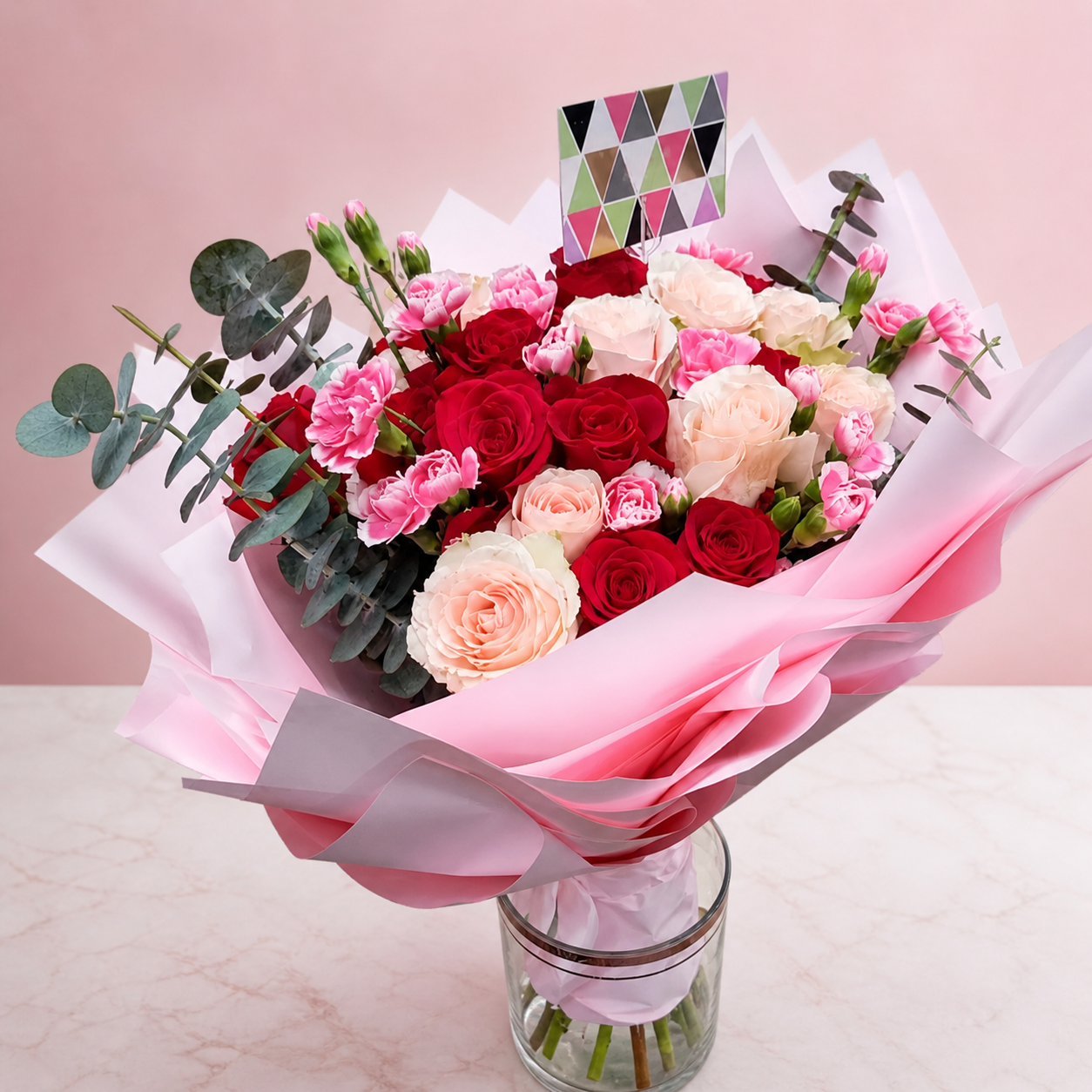 Encanto Rosa y Carmesí - Rosas en florero